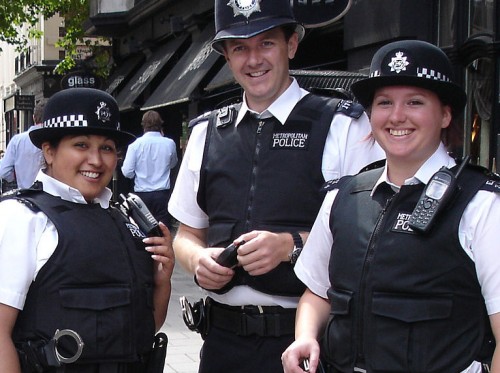 1024px-Very_friendly_MPS_officers_in_London